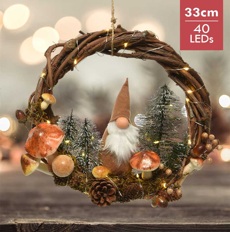 Decoratieve kerstkrans 33CM met LED verlichting en 1 gnoom -40 lampjes -lichtkleur: Warm Wit -Werkt op batterijen -Met timer functie -Kerstdecoratie