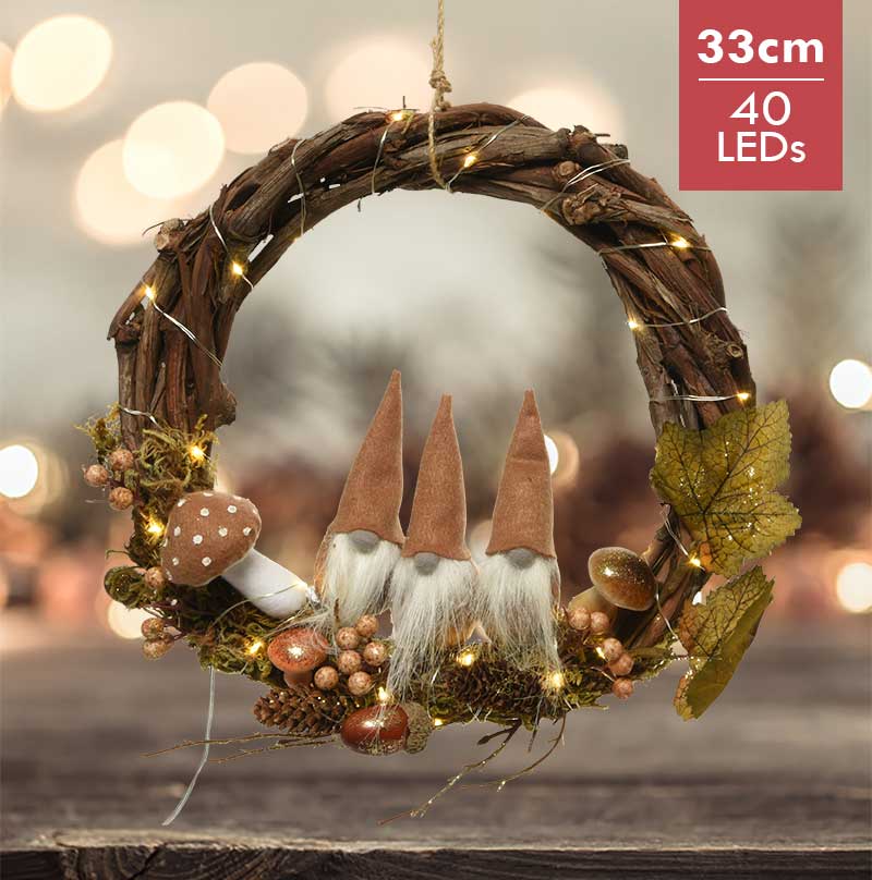 Decoratieve Kerstkrans 33CM met LED verlichting en 3 Gnomen -40 lampjes -lichtkleur: Warm Wit -Werkt op batterijen -Met timer functie -Kerstdecoratie