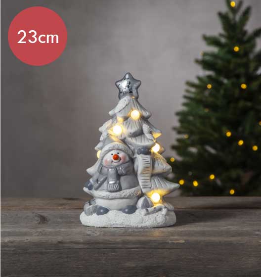 Sneeuwpop met boom -23cm -lichtkleur: Warm Wit -Werkt op batterijen -Met timer functie -Kerstdecoratie