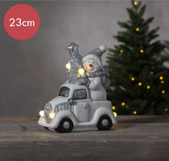 Sneeuwpop in truck -23cm -lichtkleur: Warm Wit -Werkt op batterijen -Met timer functie -Kerstdecoratie