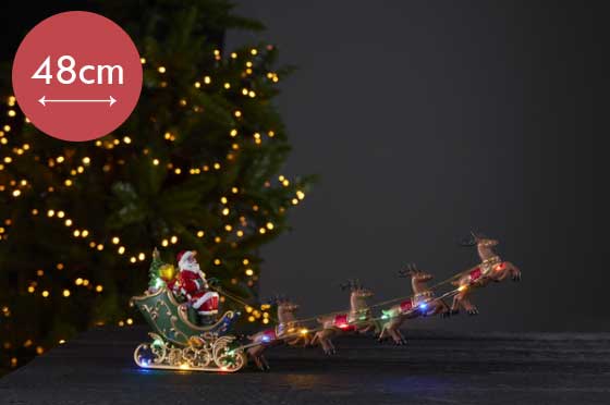 Kerstman in Arreslee verlicht -48cm -lichtkleur: RGB -Werkt op batterijen -Met timer functie -Kerstdecoratie