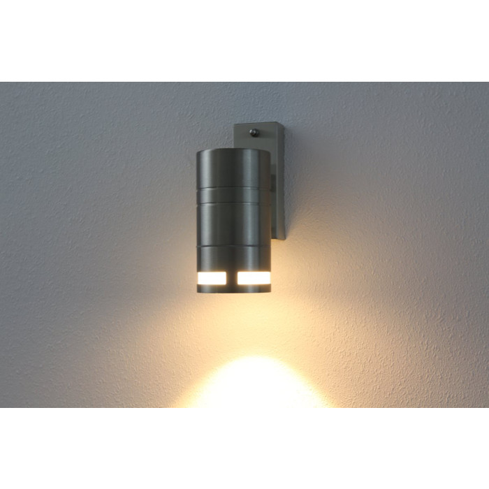 5._rvs_wandlamp_eloy_-_sku7505_-_lamp_aan_witte_muur_schuin_perspectief.jpg