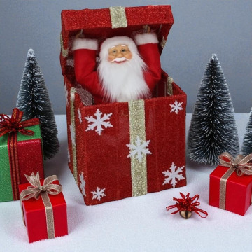 Kerstman in een rood cadeau met LED verlichting - 50 cm