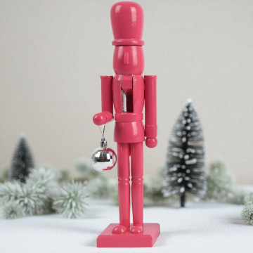 Roze Notenkraker met kerstbal - 38 cm hoog