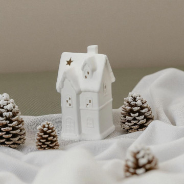 Porseleinen huisje met dakkapel voor waxinelichtje - 16cm
