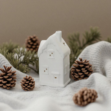 Porseleinen huisje met kleine ramen voor waxinelichtje - 16cm