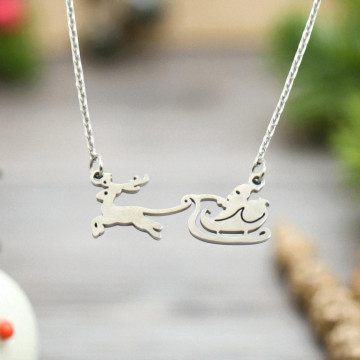 Zilveren ketting met rendier en arrenslee