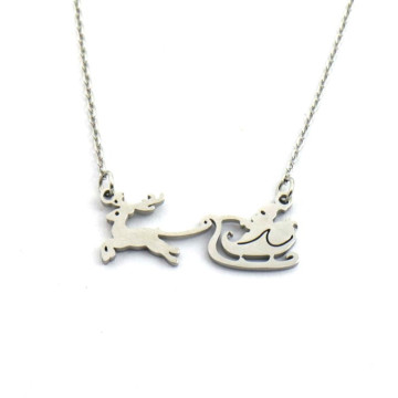 Zilveren ketting met rendier en arrenslee