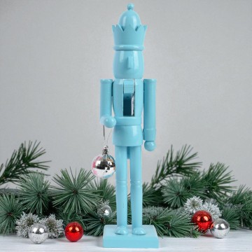 Blauwe Notenkraker met kerstbal - 38 cm hoog
