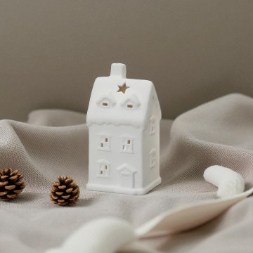 Porseleinen huisje met twee dakkapellen voor waxinelichtje - 16cm