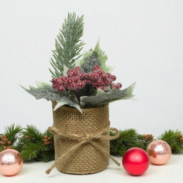 Micro kerststukje met rode besjes en sneeuw 15 cm