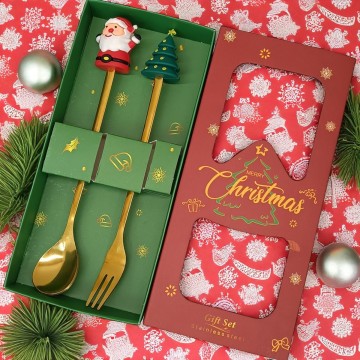 Goudkleurige lepel en vork met kerstman en kerstboom in cadeauverpakking - 2-delig