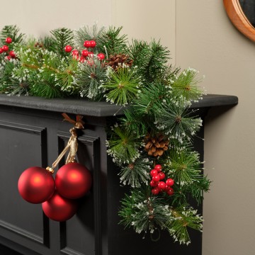 Gedecoreerde guirlande slinger groen met rood - 270x30 cm