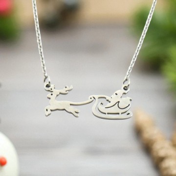 Zilveren ketting met rendier en arrenslee