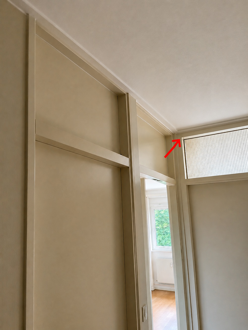 Deur met bovenlicht en smalle plafondstrook daarboven