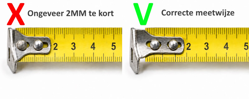 Meetverschil door de beweegbare metalen eindhaak van een rolmaat